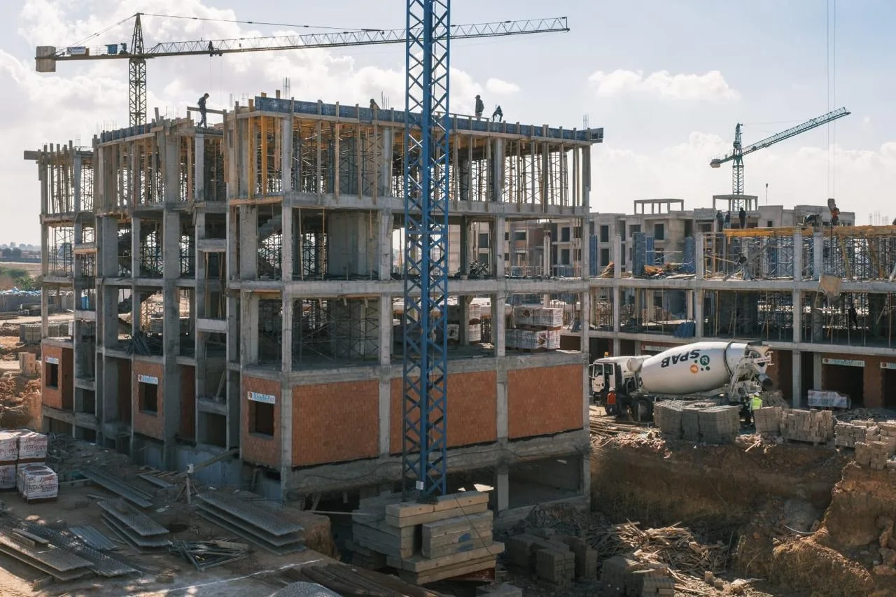 Structure en béton armé en cours d'élévation sur un chantier gros œuvre ODBM