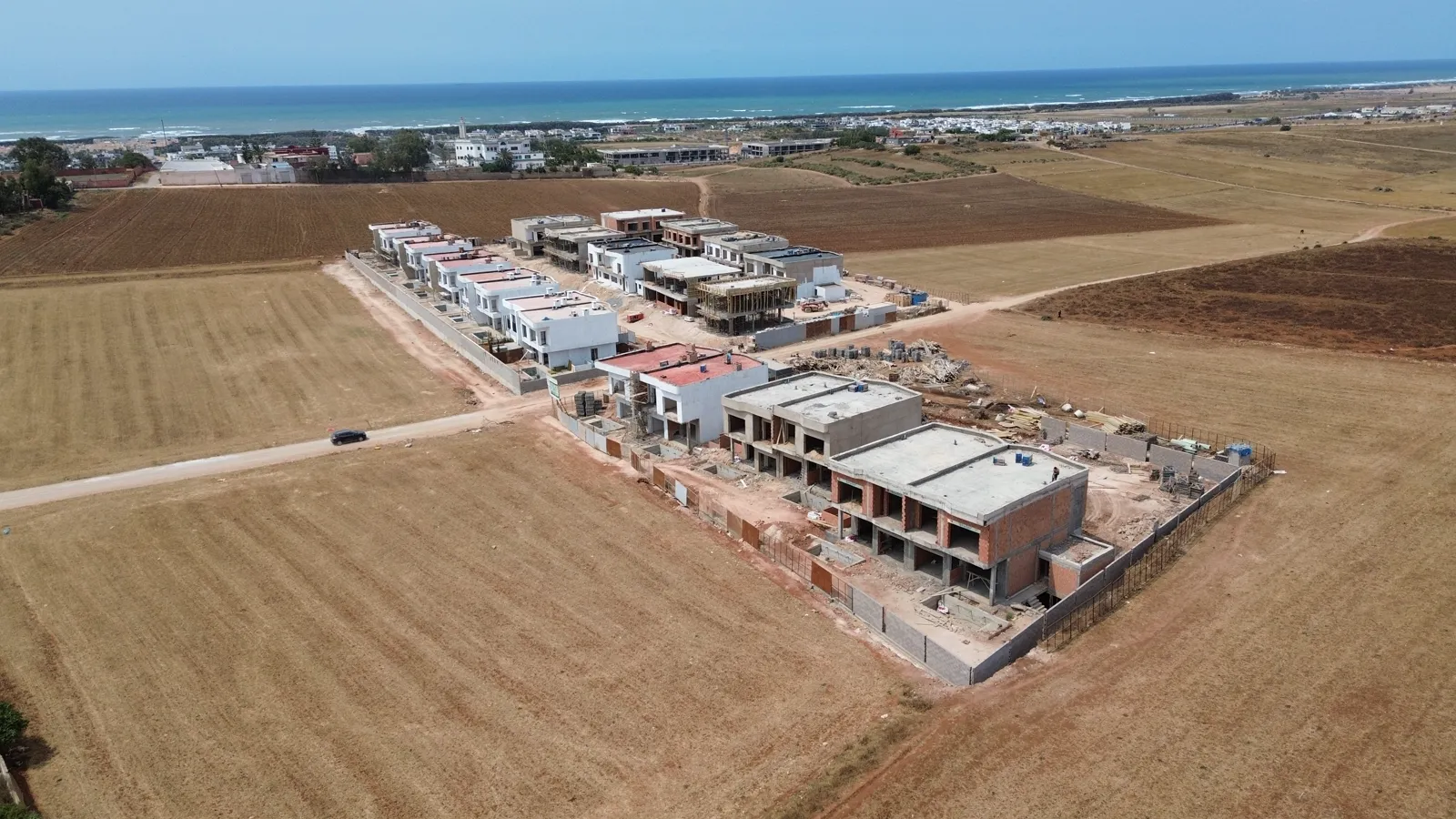 Vue drone du lotissement résidentiel en construction à Dar Bouazza