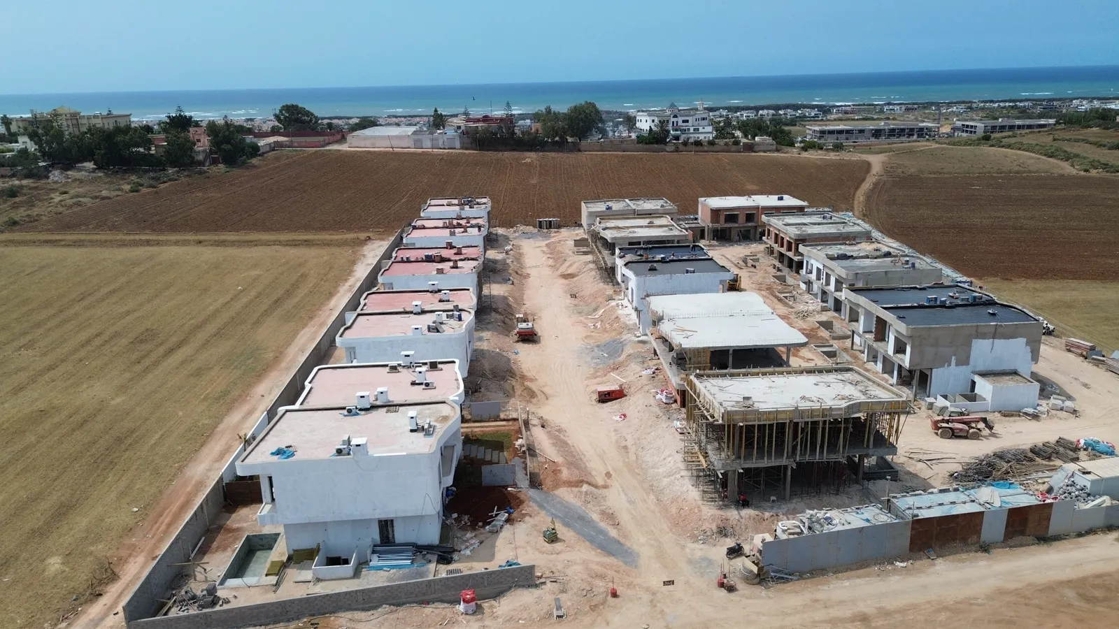 Chantier ODBM sur le lotissement résidentiel à Dar Bouazza — gros œuvre en cours
